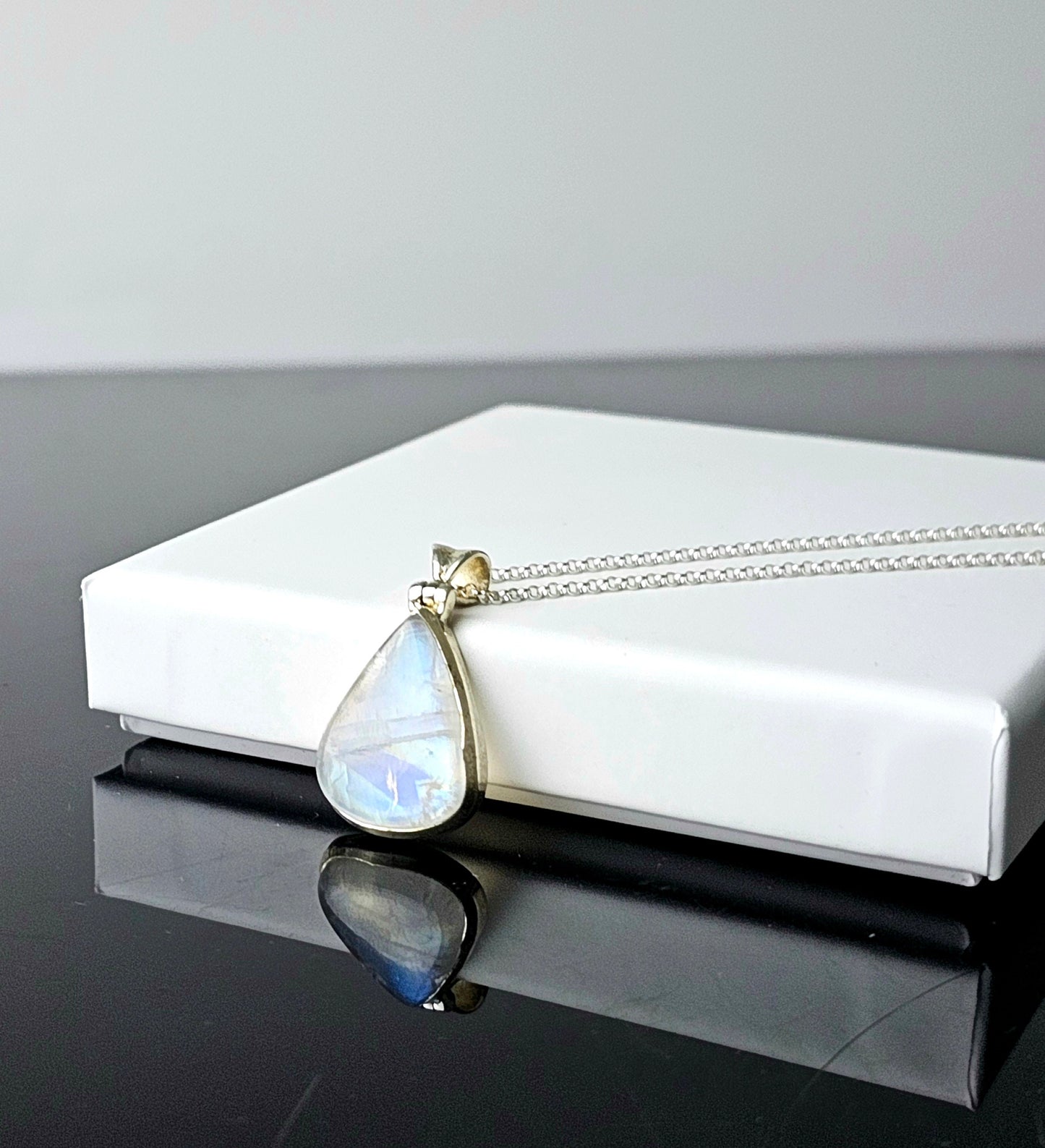 289) Monnstone Crystal Necklace 925 Silver