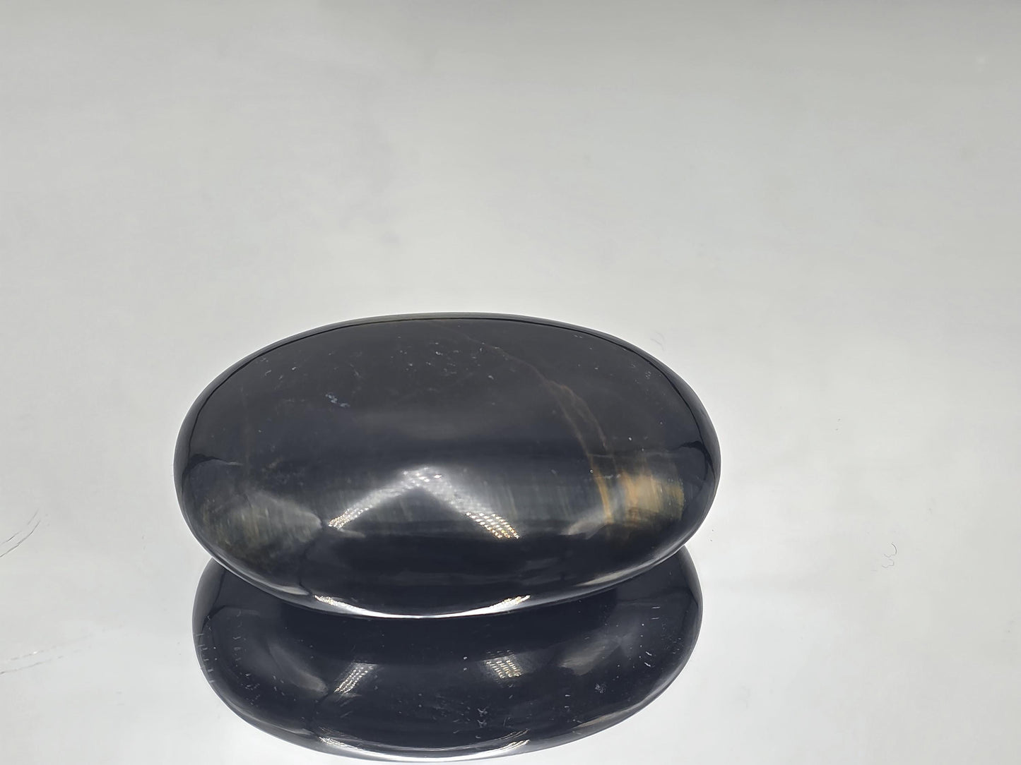 Tactile, polished Tiger’s Eye palmstone with a silky finish.
