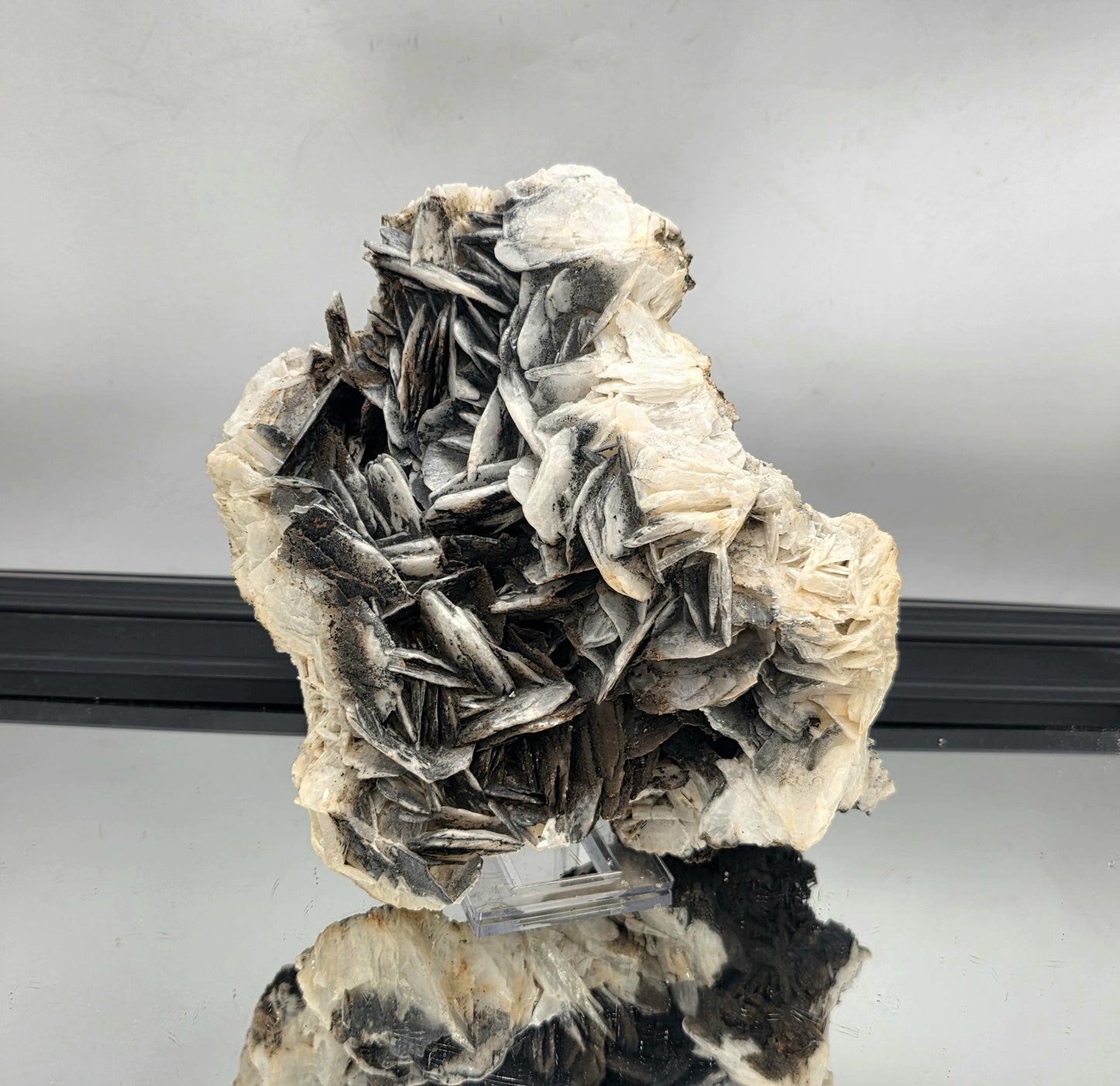 Unique structure of dark-toned Baryte crystal