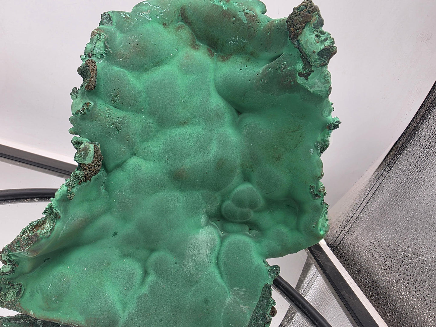 Artistic malachite piece suitable for home or office decoration