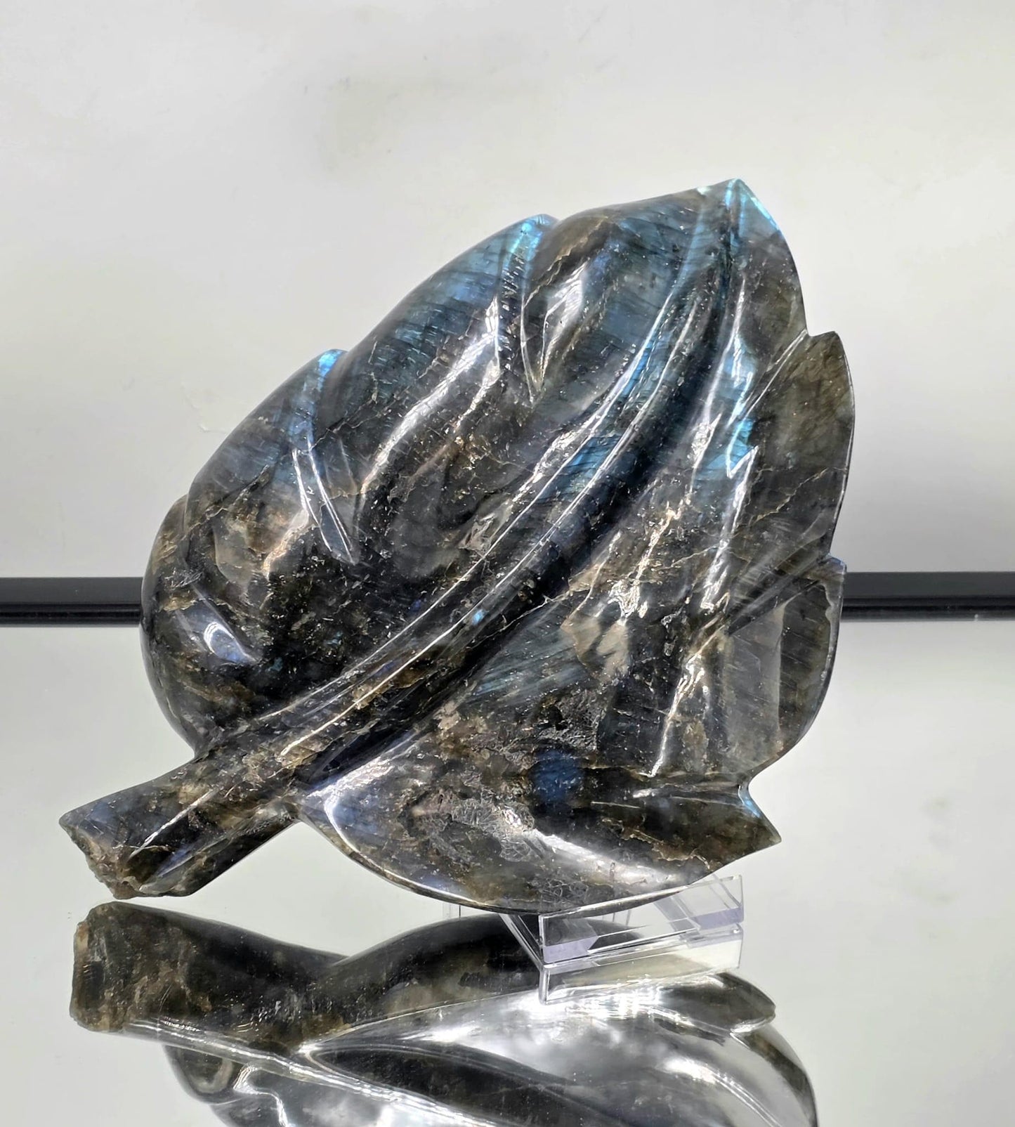 Large Labradorite leaf décor piece, ideal for crystal enthusiasts and stylish homes — makes a thoughtful Christmas gift or centerpiece.