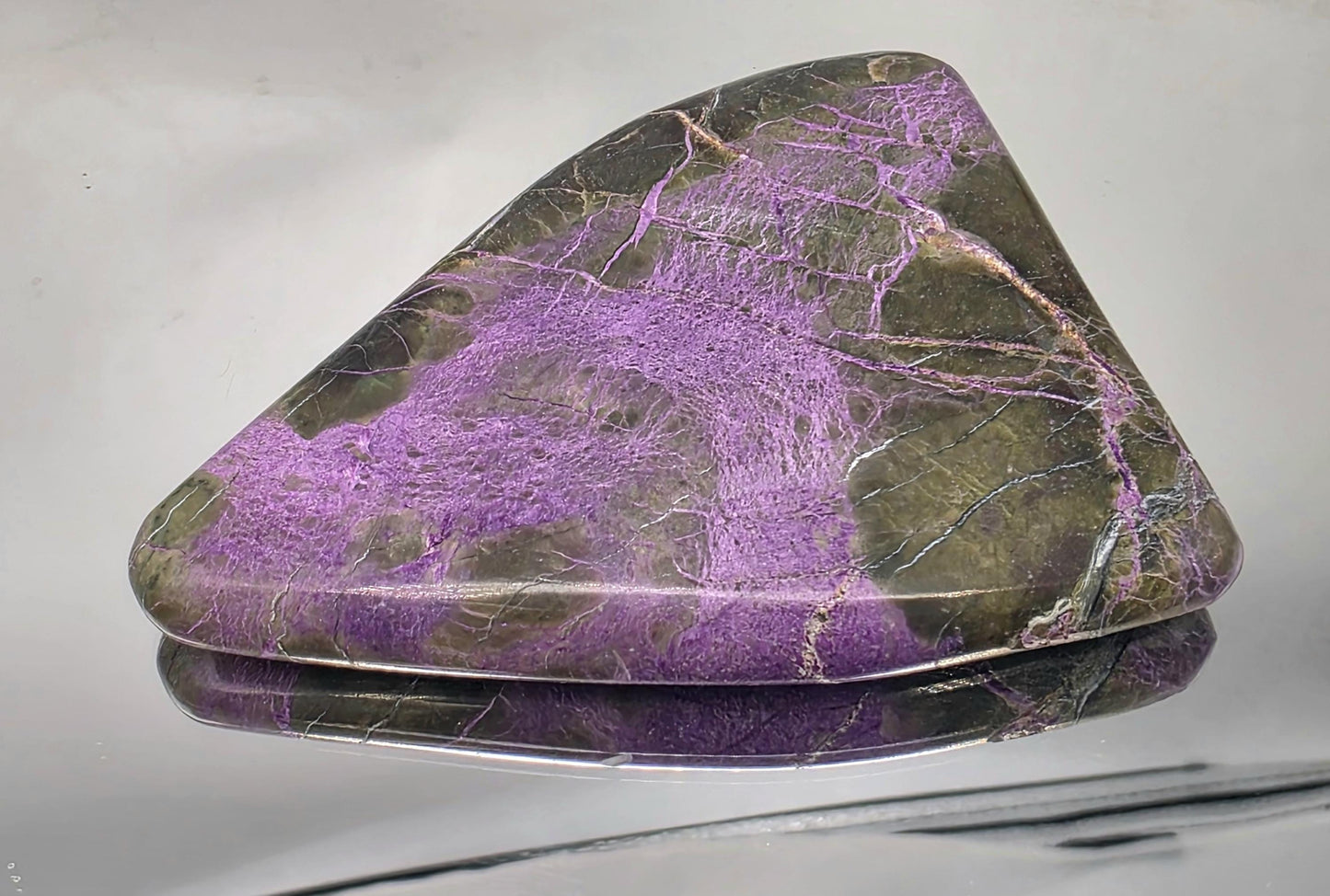 Smooth palmstone combining stichtite and serpentine.