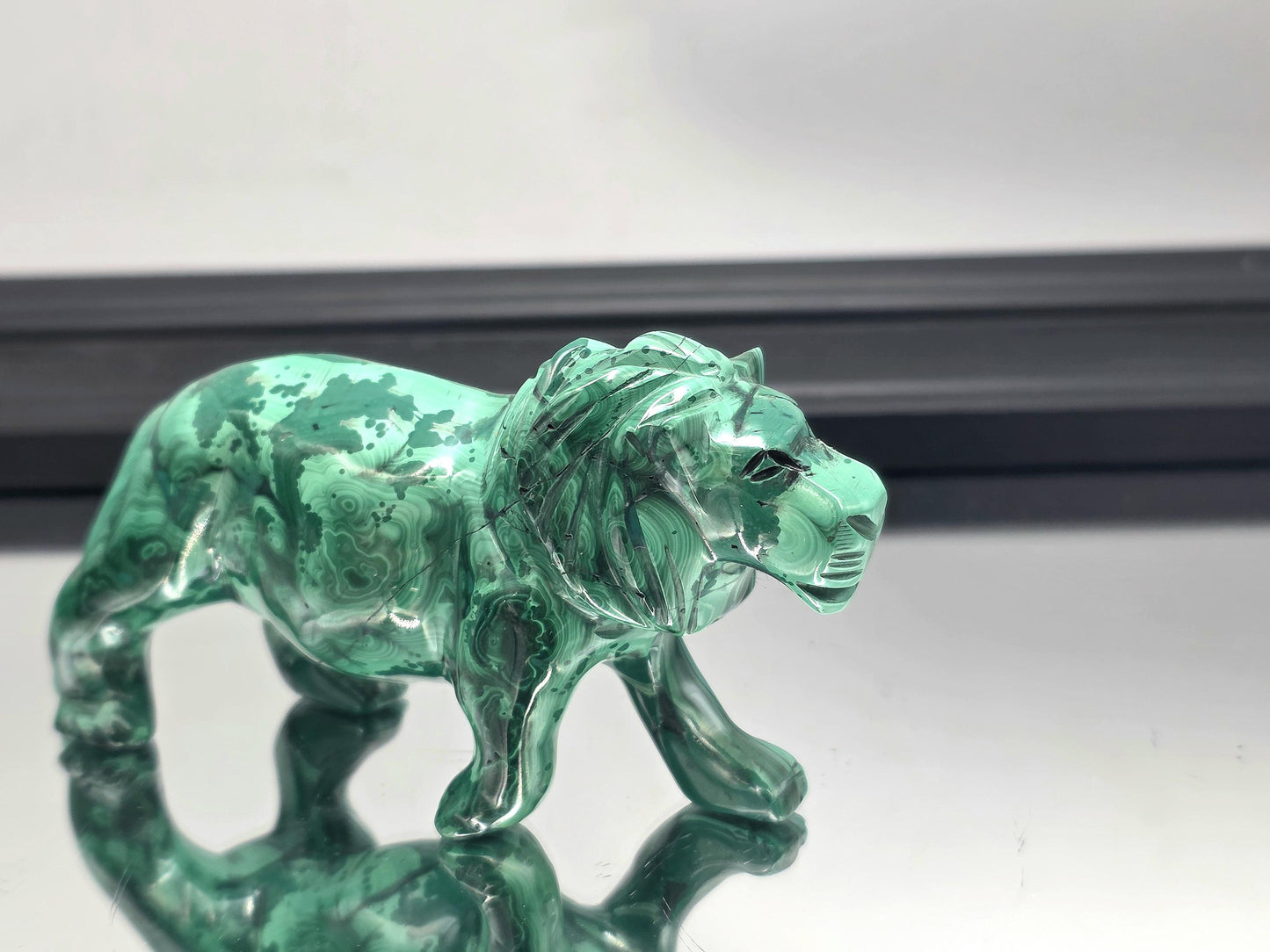 Eye-catching tiger carving used as a luxury tabletop ornament.