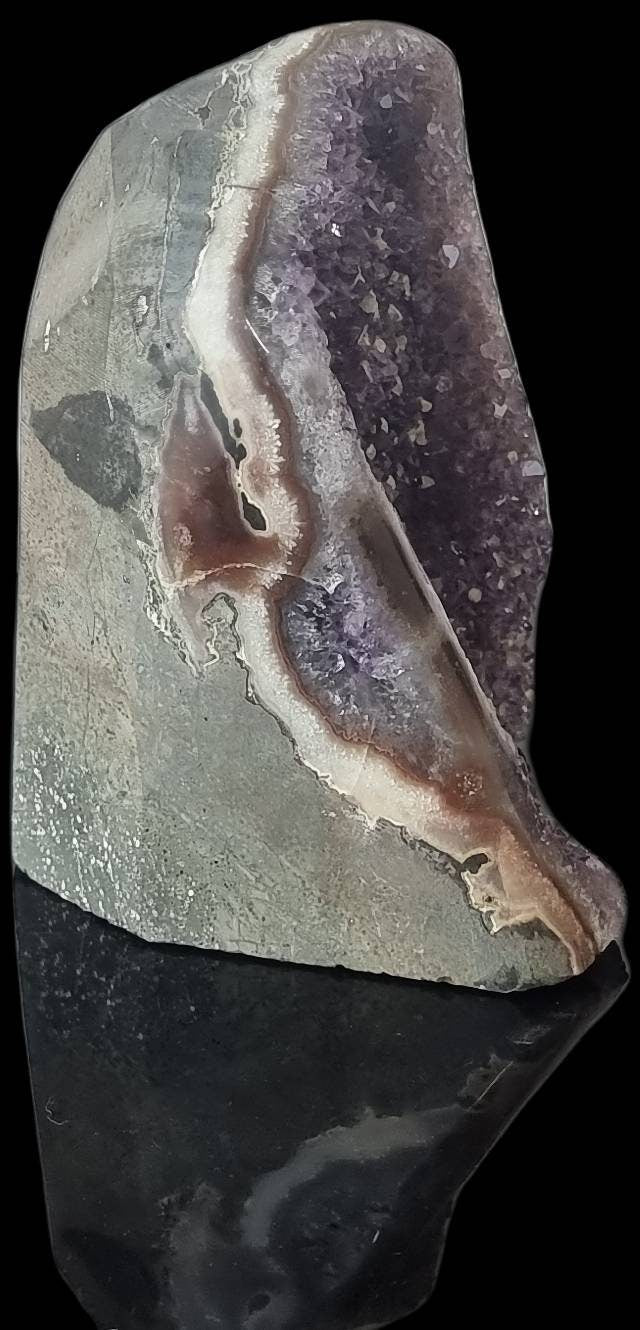 AMU60) Amethyst Crystal Quartz Geode Uruguayan