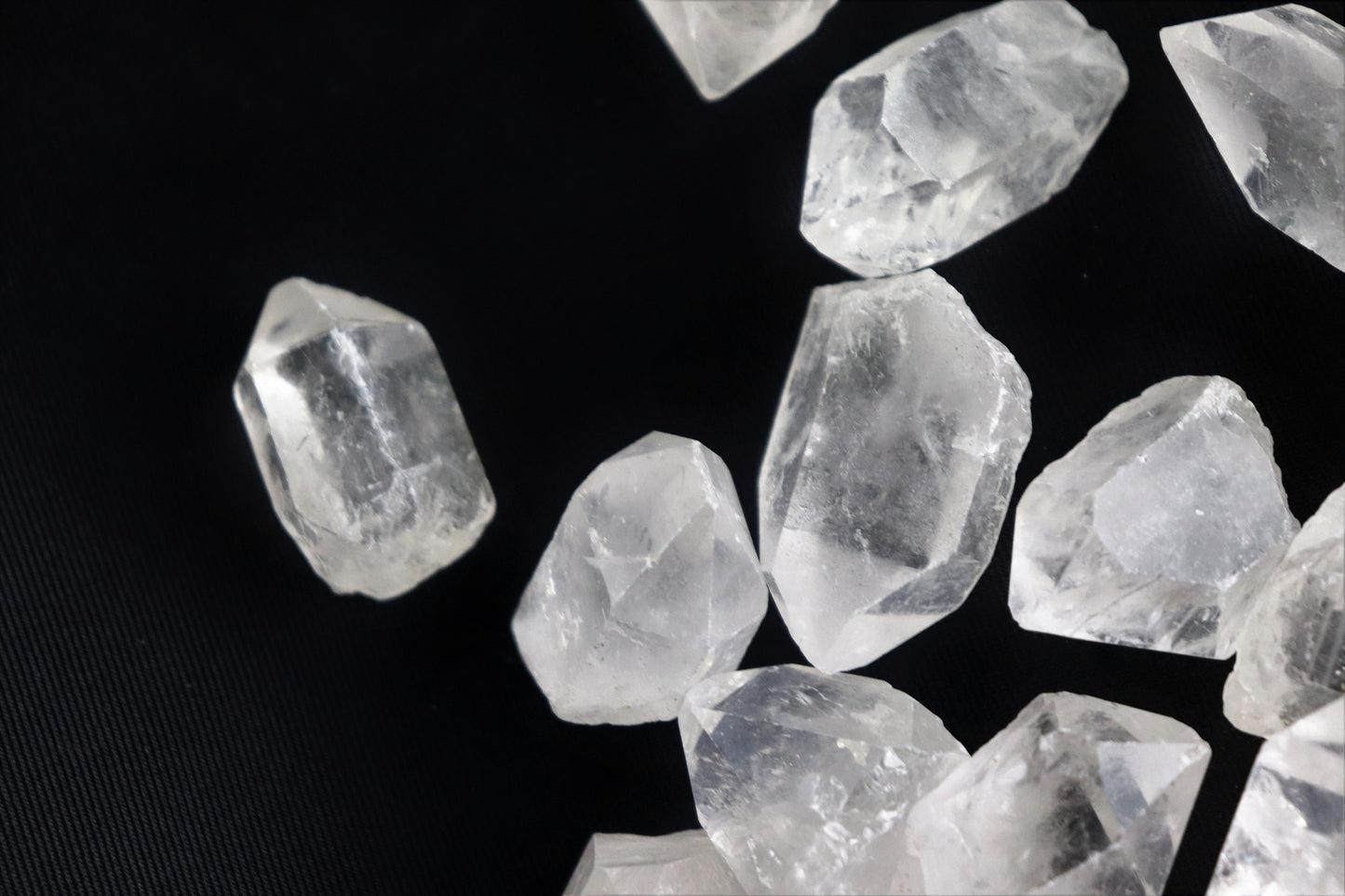 1 X Clear Quartz Crystal Point Tip   3cm