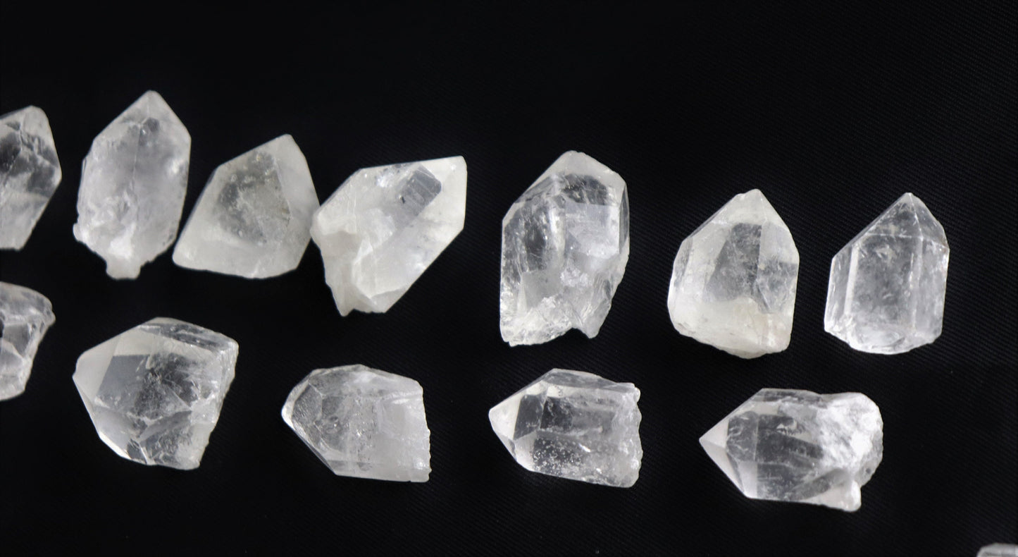 1 X Clear Quartz Crystal Point Tip   3cm