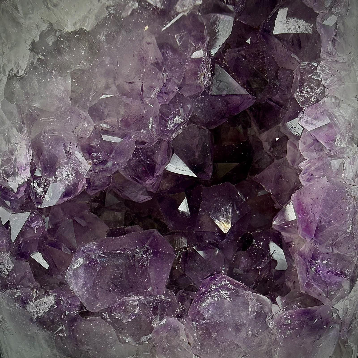 High-grade uruguayan amethyst crystal geode cut base | 1.54kg amu-59