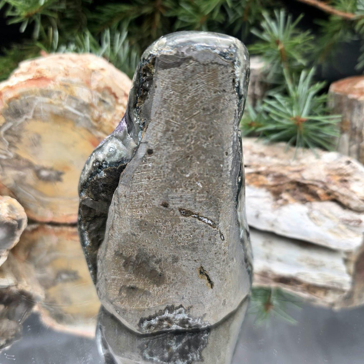 Natural freeform specimen from Uruguay for crystal displays.