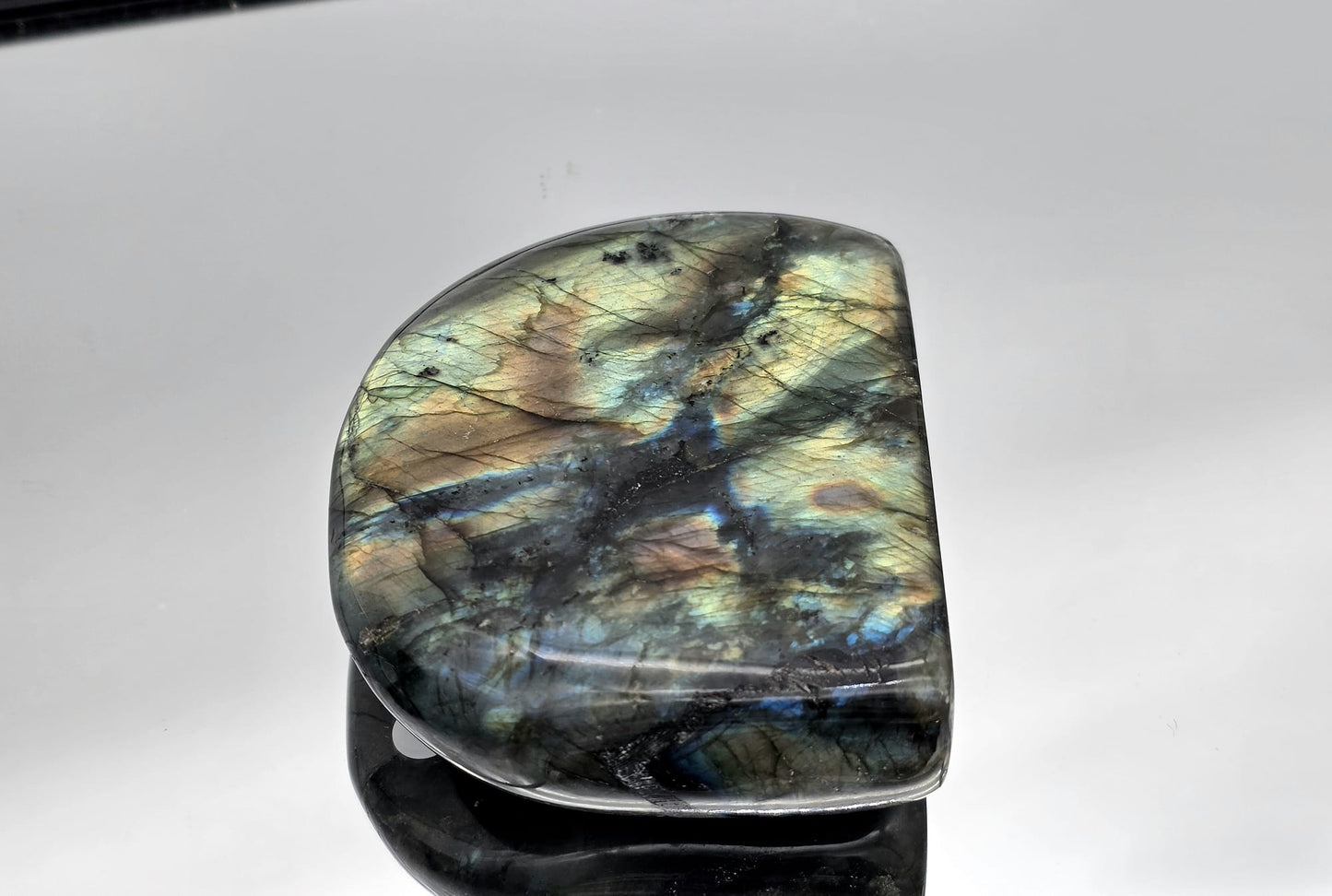 Labradorite Crystal Freeform With Strong Flash 0.48KG - Madagascar - #31