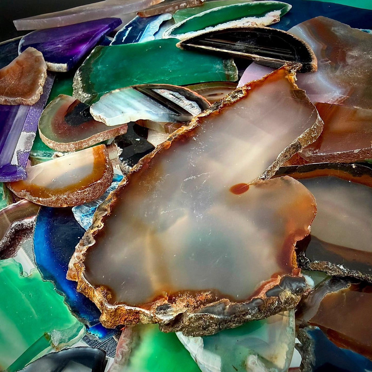Bright mixed-colour dyed agate slices sourced from Brazil, supplied in a 1kg batch for resin, jewellery and craft use.