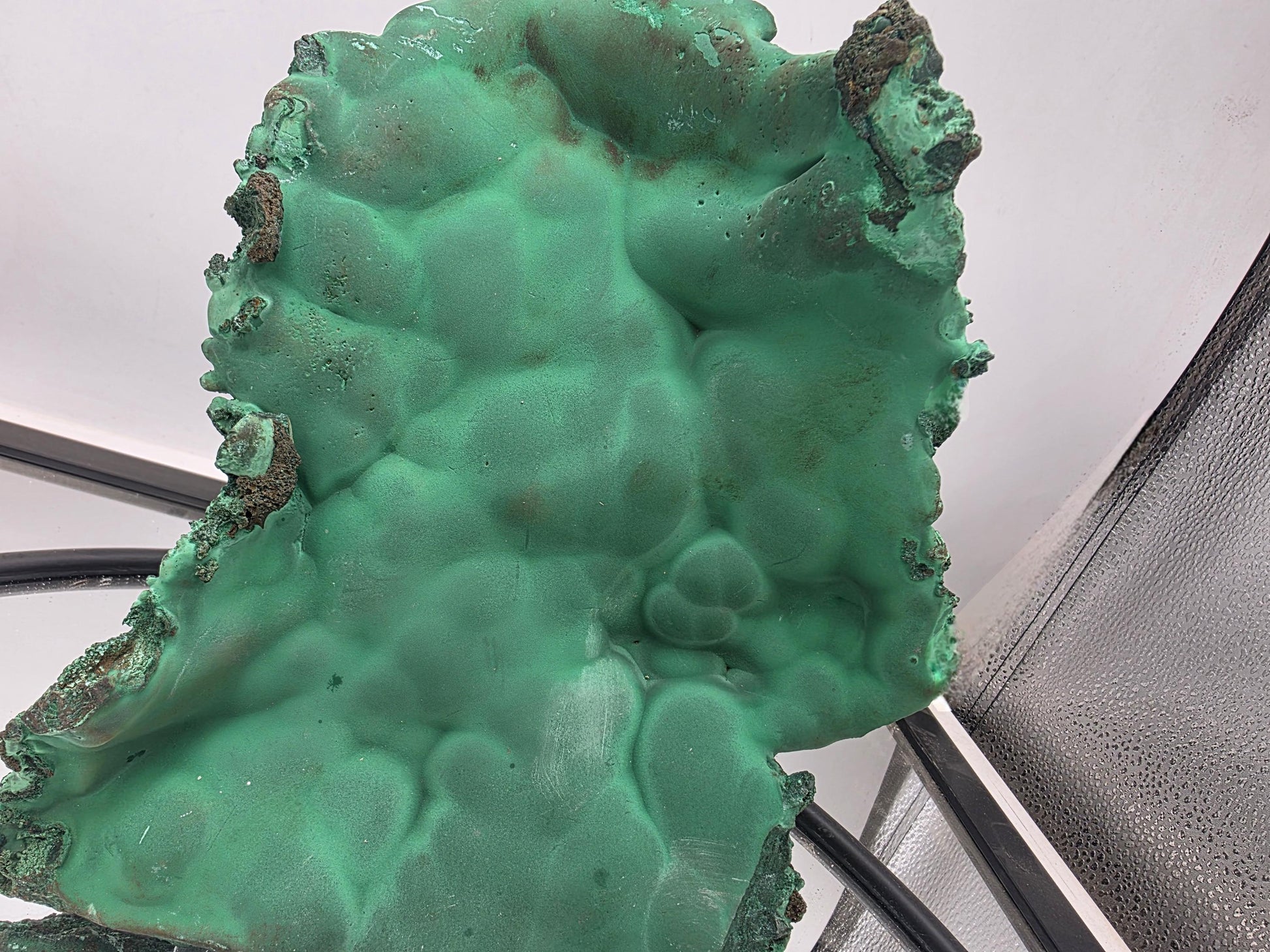 Artistic malachite piece suitable for home or office decoration