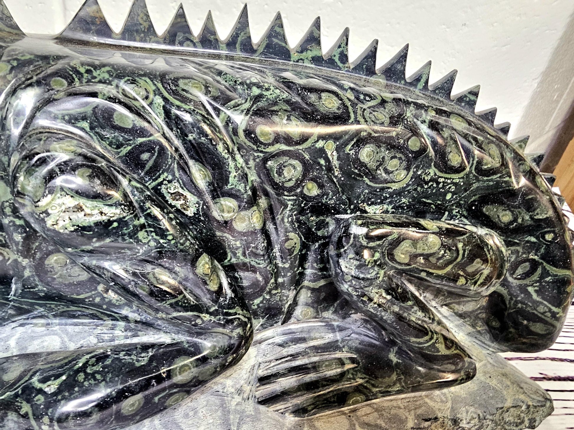 High-quality Kambaba Jasper Crystal Iguana sculpture for decor.
