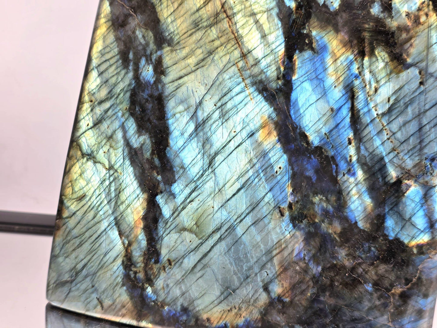 Labradorite XL crystal featuring iridescent flashes of blue, green, and gold – natural gemstone beauty.