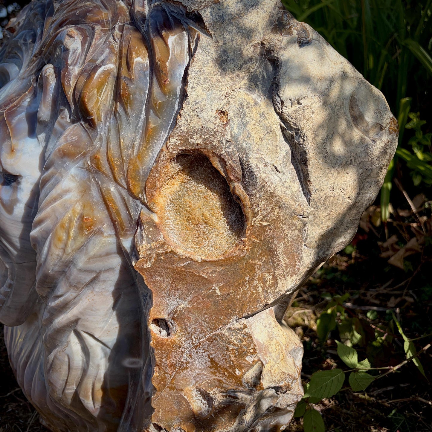 Decorative Agate lion sculpture displayed as a statement piece for luxury interiors.