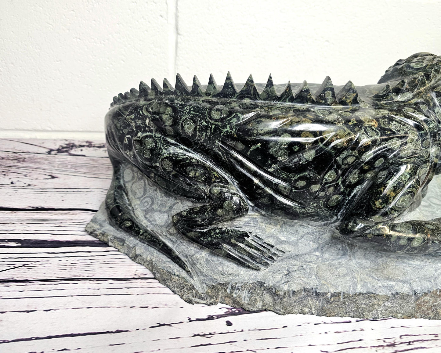 Unique Jasper Crystal Iguana carving, 25.4 KG display centerpiece.