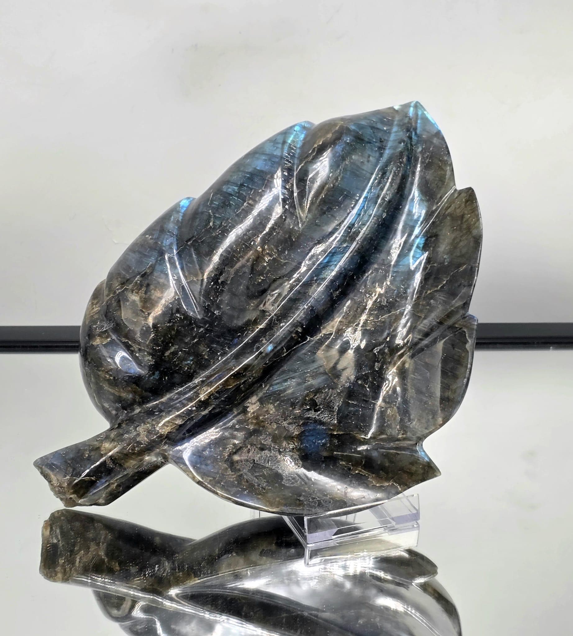 Large Labradorite leaf décor piece, ideal for crystal enthusiasts and stylish homes — makes a thoughtful Christmas gift or centerpiece.