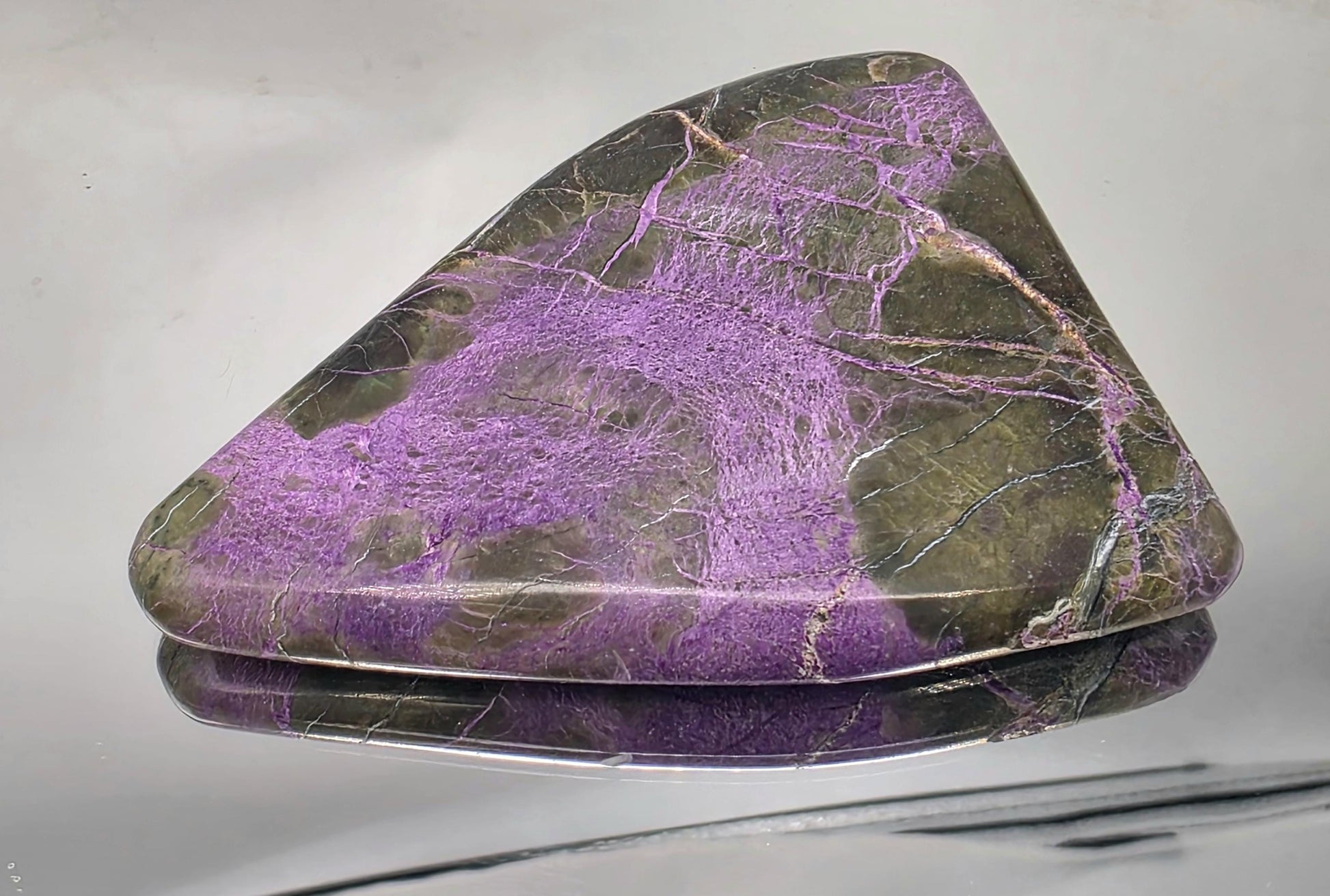 Smooth palmstone combining stichtite and serpentine.