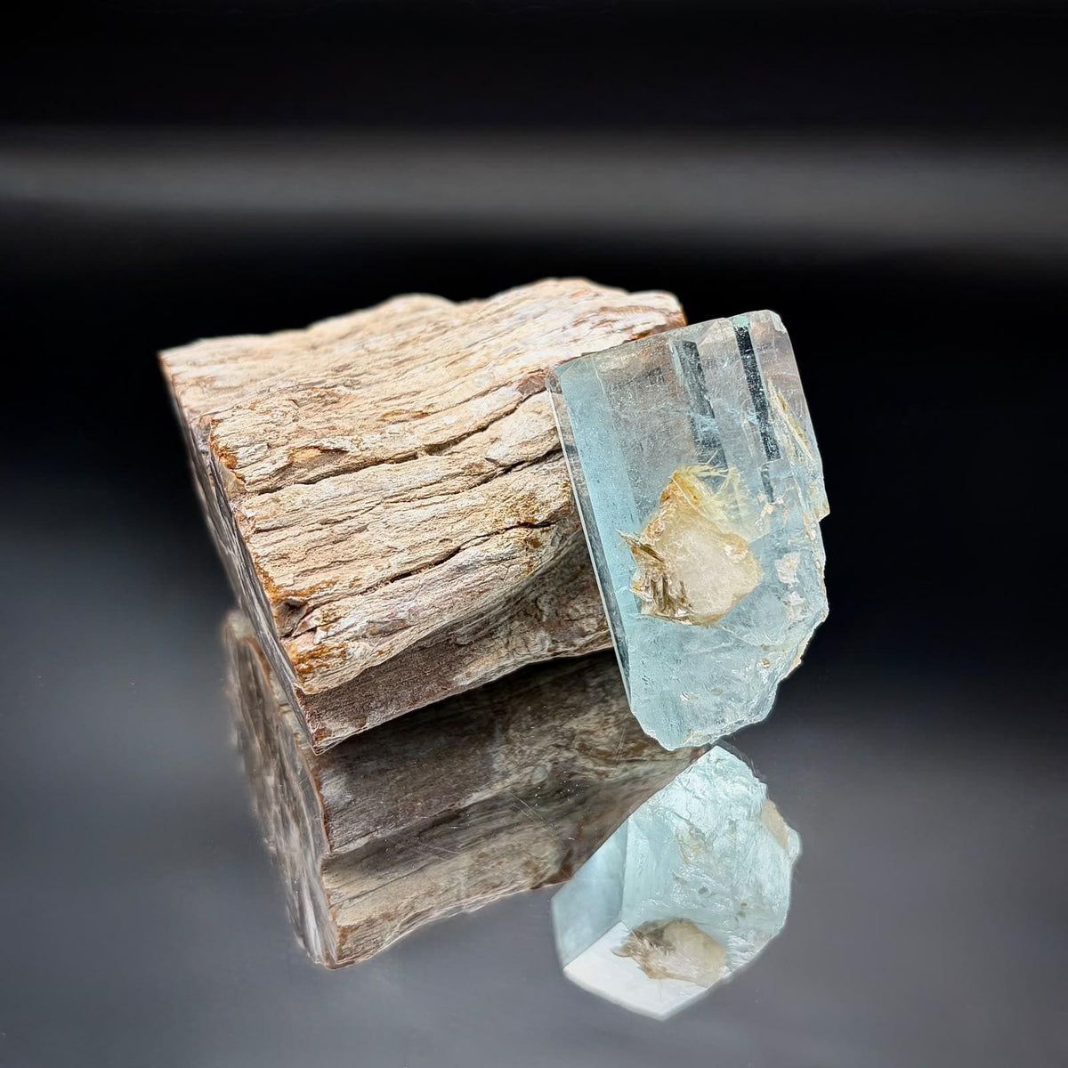 Large terminated Aquamarine crystal specimen from Pakistan
