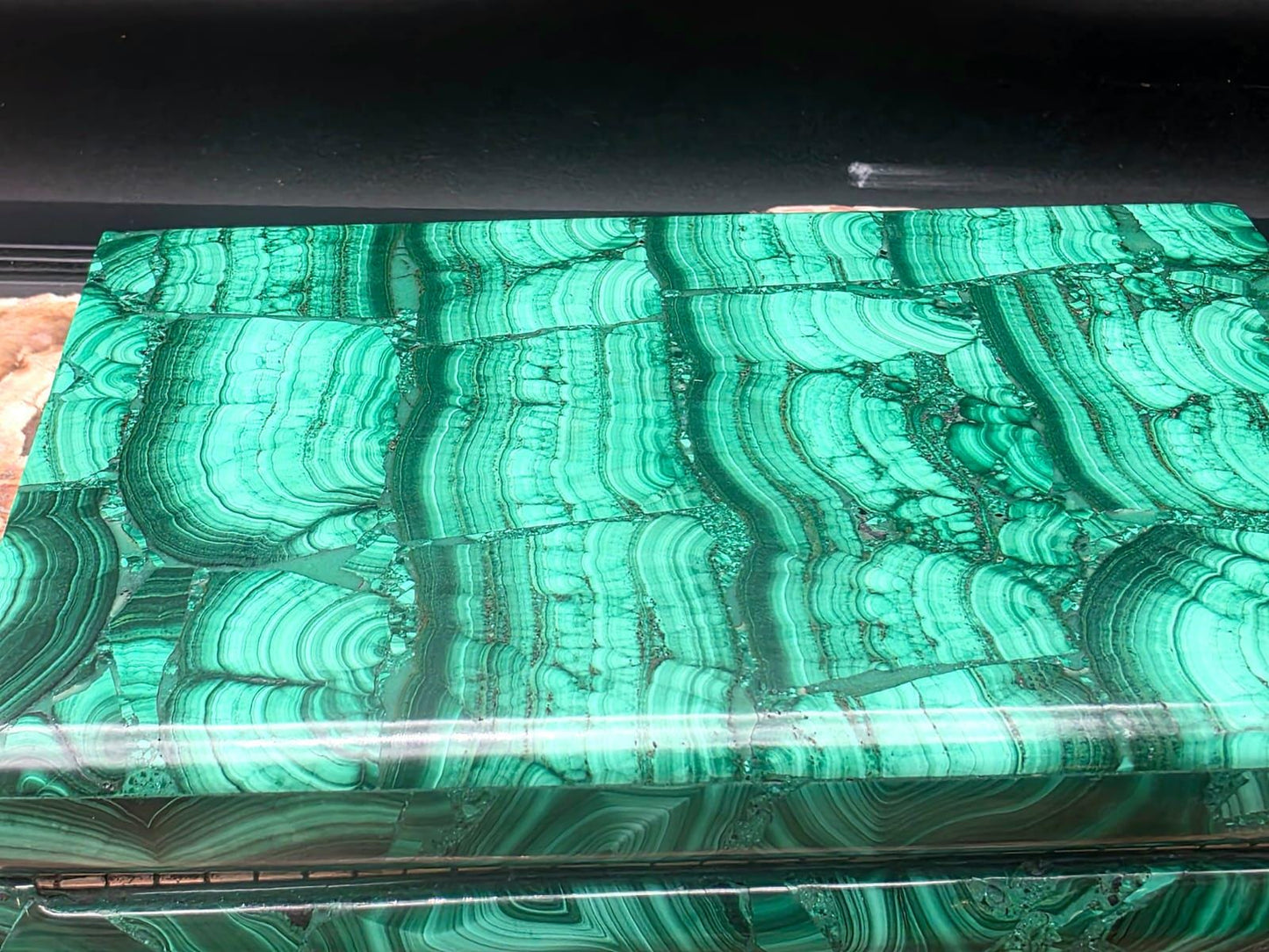 Genuine Malachite crystal storage box with beautifully polished natural patterns.