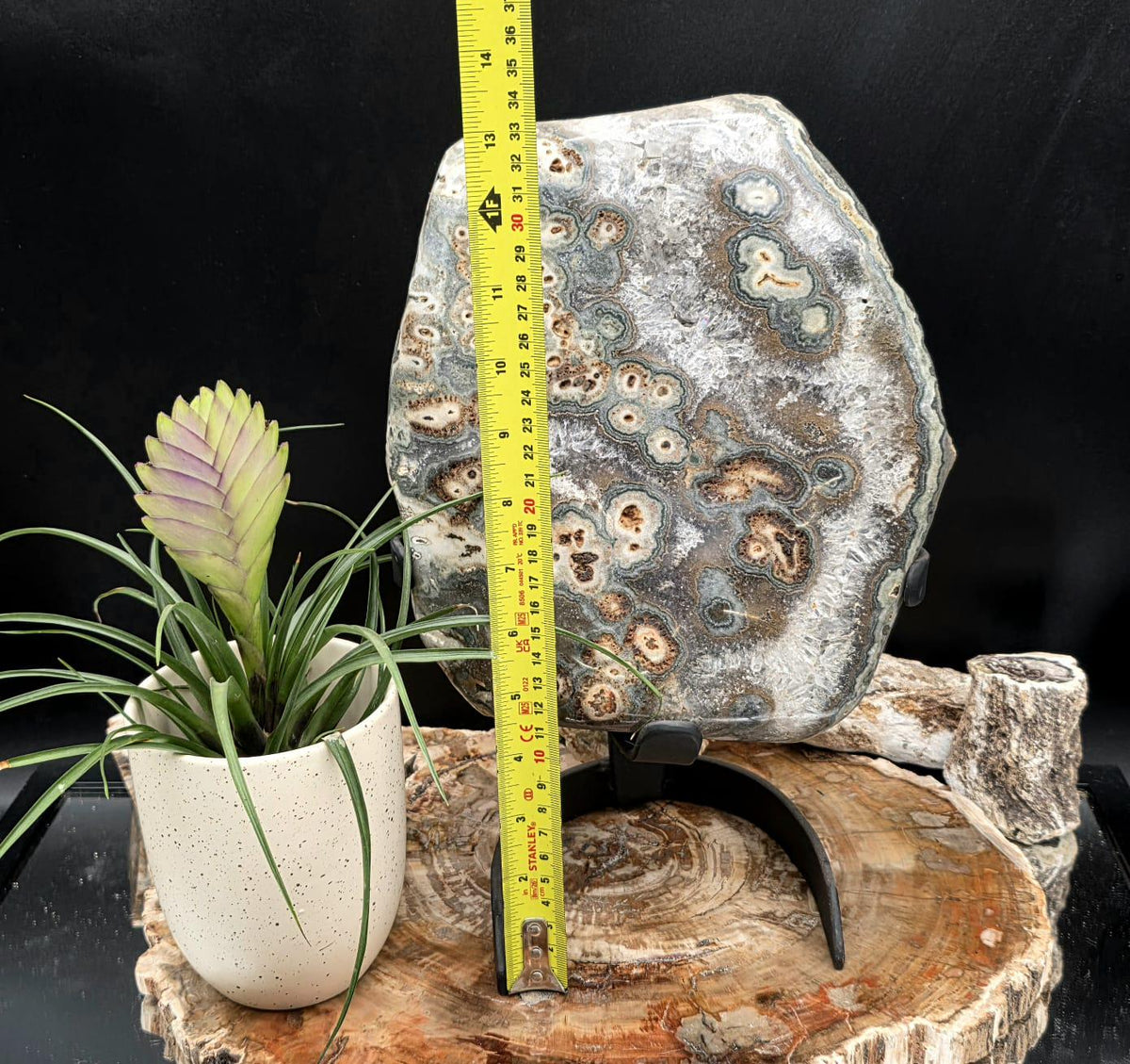 Polished Agate and Quartz crystal display weighing 7kg.