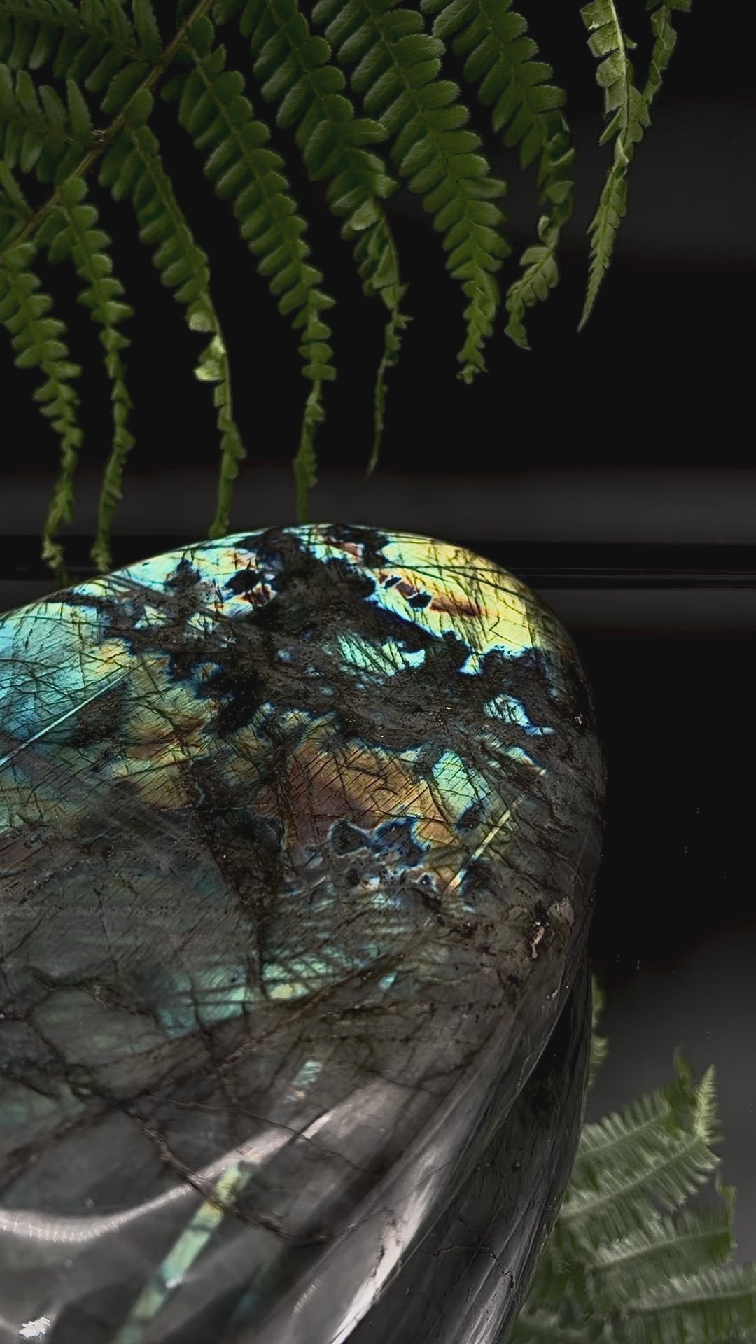 XL labradorite polished display stone, ideal for statement interiors, shelves and crystal collections.