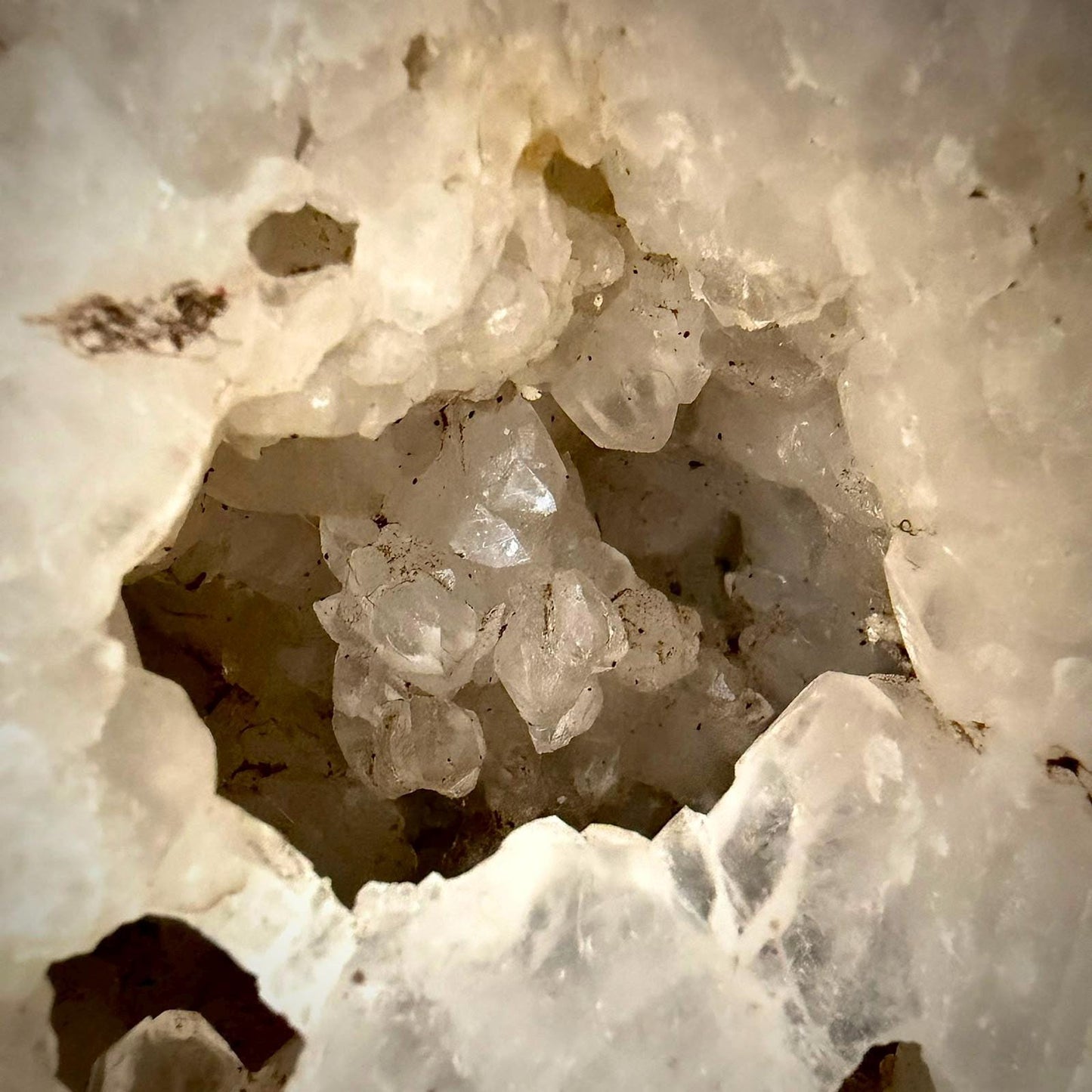 close up o quartz crystal cavity in an extra large crystal Bol