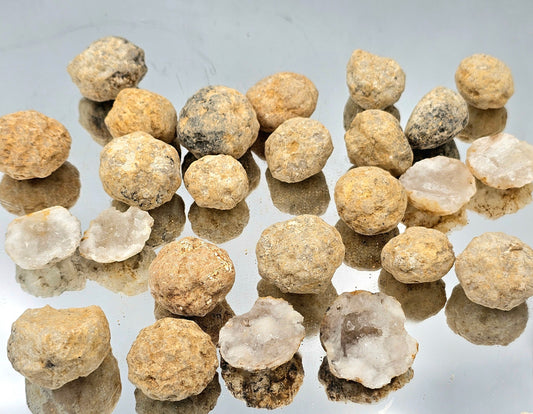 Set of 25 small quartz geodes