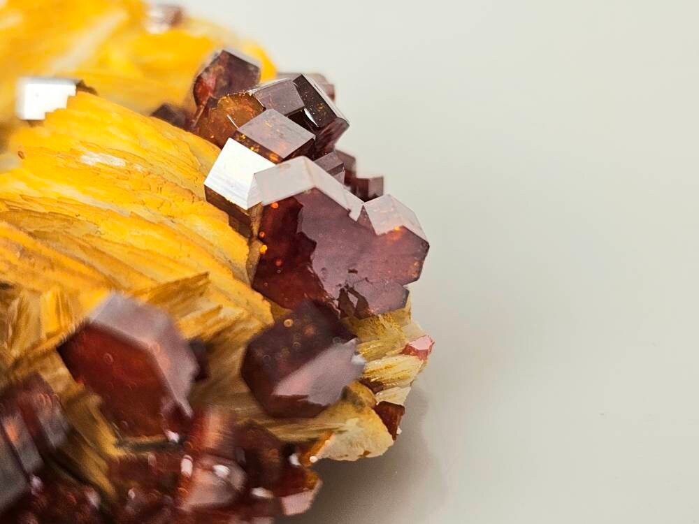 high grade vanadinite on baryte 