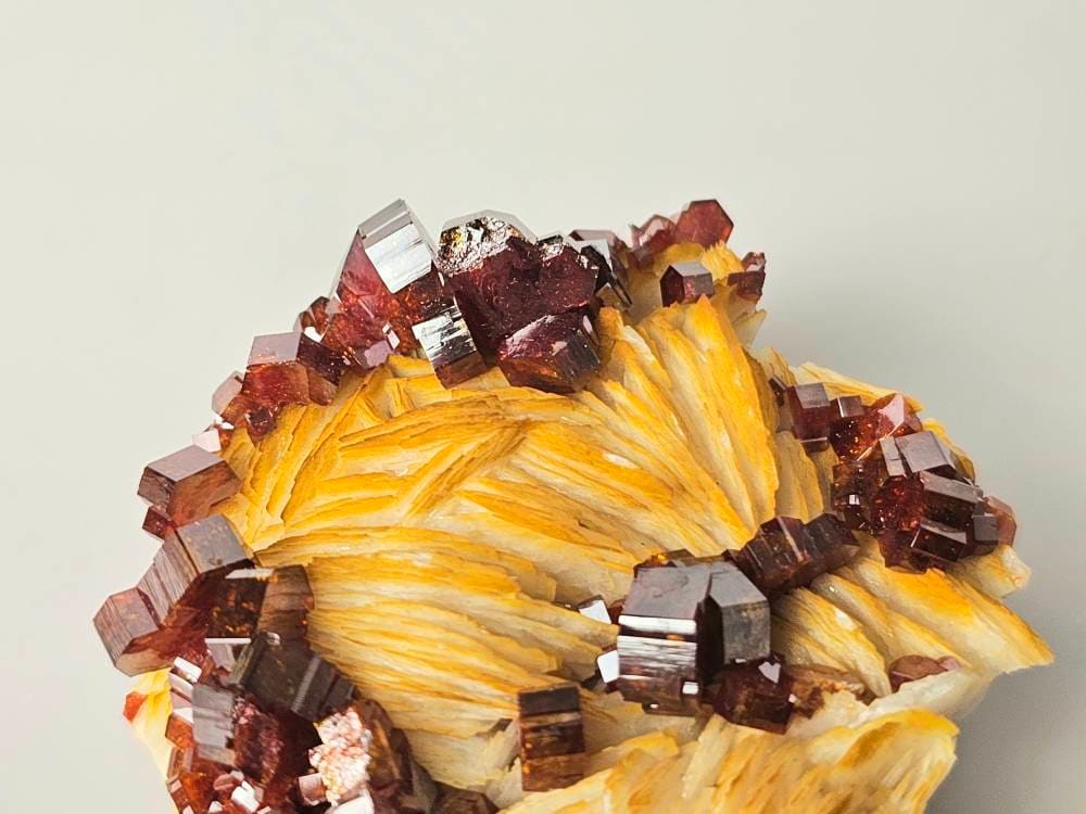 high quality vanadinite on baryte 